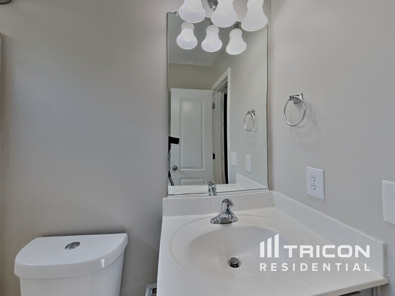 Building Photo - 7311 Village Acre Dr