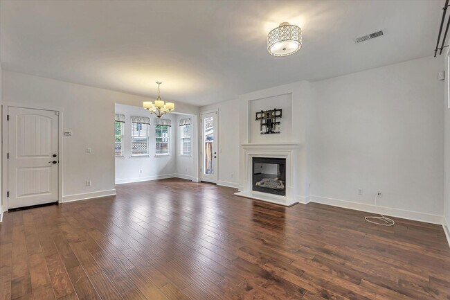 Building Photo - 928 Valencia Ave