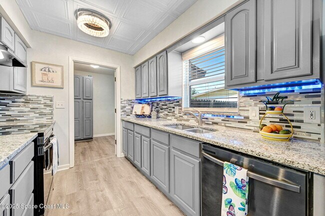 Building Photo - 1028 Coronado Dr