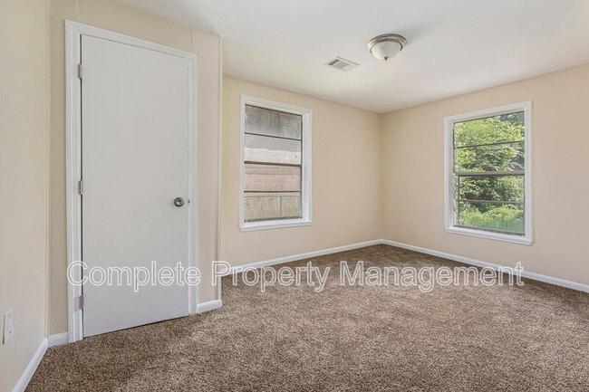 Building Photo - 18 Center St