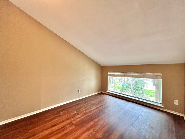 Building Photo - Beautiful 3BR/2BA Two-Level Home with Tall...