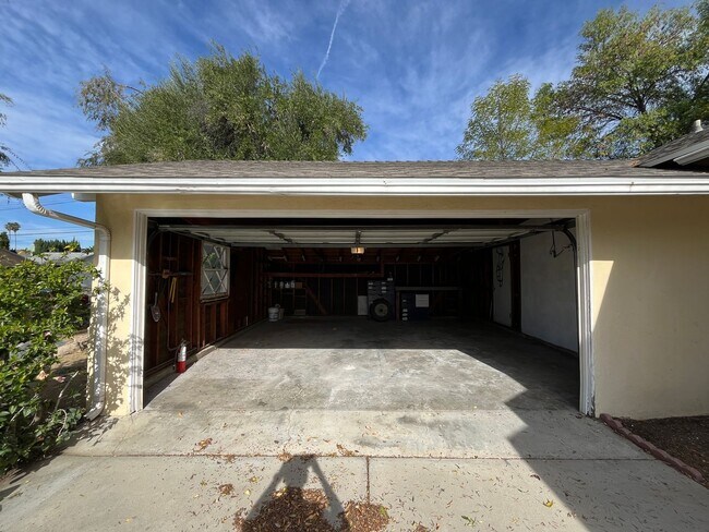Building Photo - Upgraded 3+2 in Canoga Park w/central HVAC, wood floors + appliances!