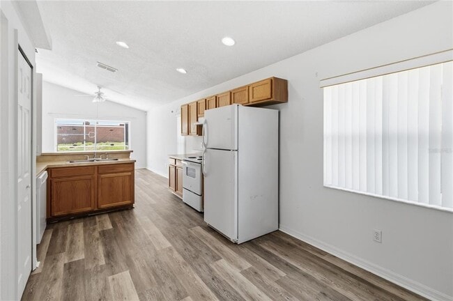 Building Photo - 210 Pine Cone Dr