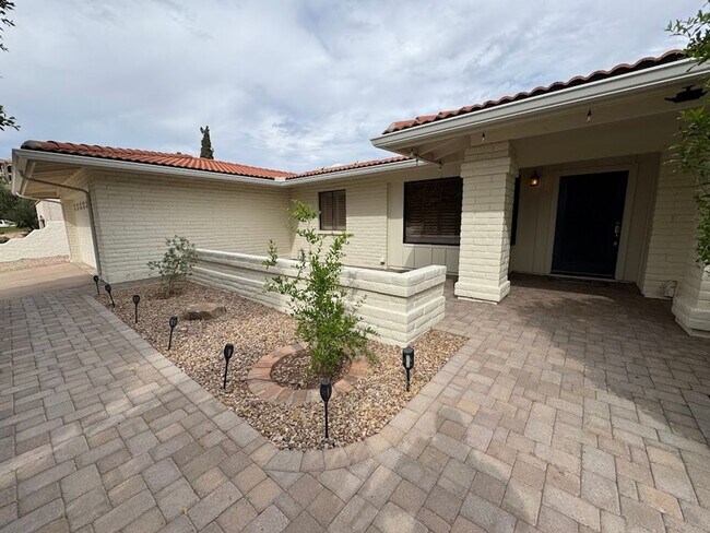 Building Photo - Modern Living Meets Outdoor Luxury in North Phoenix