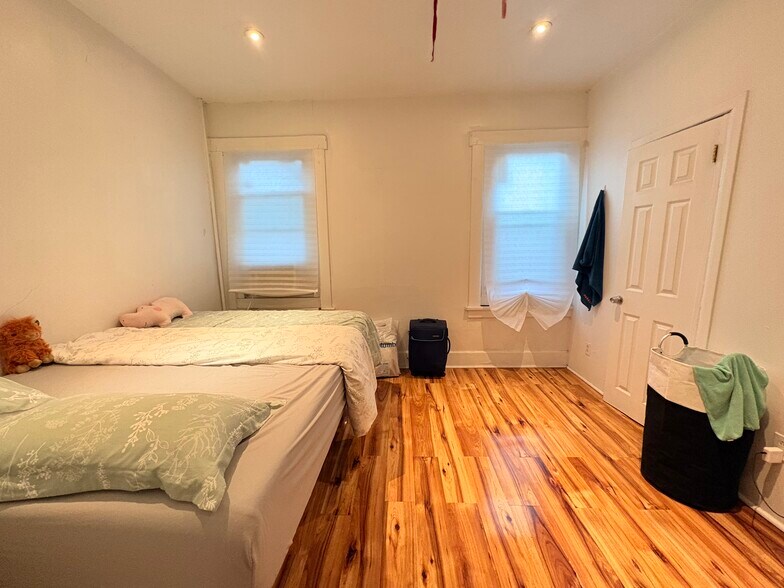 Building Photo - 5818 Hobart St