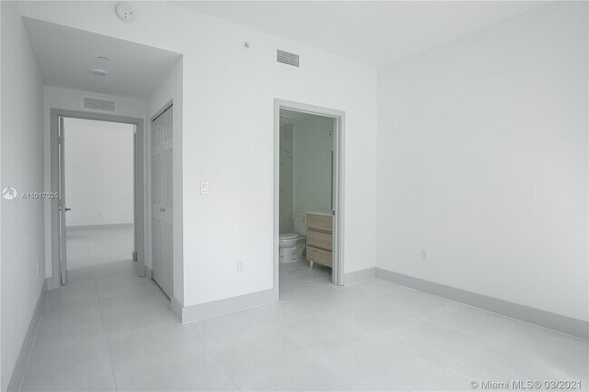 Building Photo - 519 SW 5th Ave