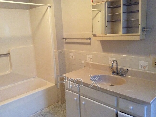 Building Photo - 418 W 9th St