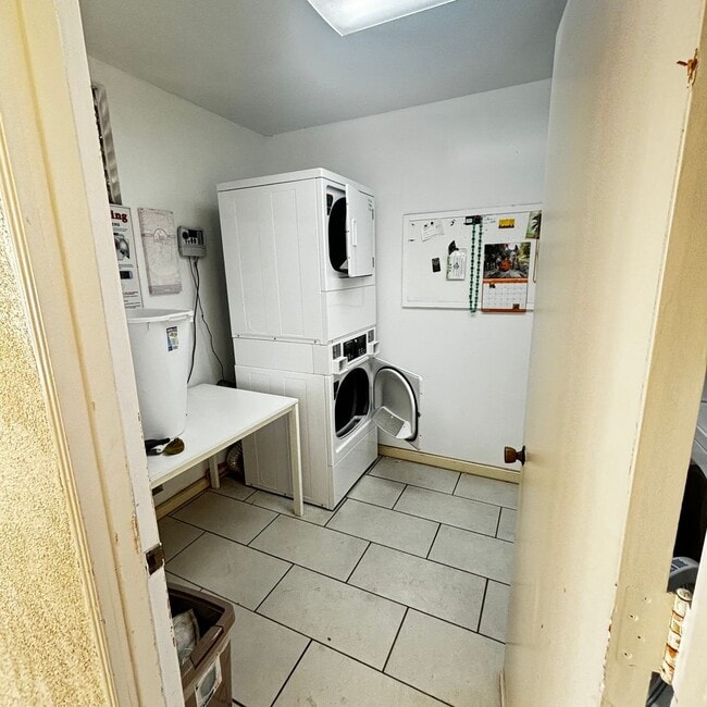 Building Photo - CHARMING PACIFIC BEACH 2BD/2BA CONDO! CLOSE TO THE BAY & OCEAN! Only $3,295/mo!