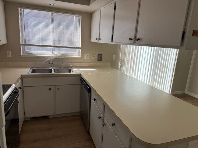 Building Photo - Spacious 2-bed, 1.5-bath Townhouse-Delivers Comfort & Convenience