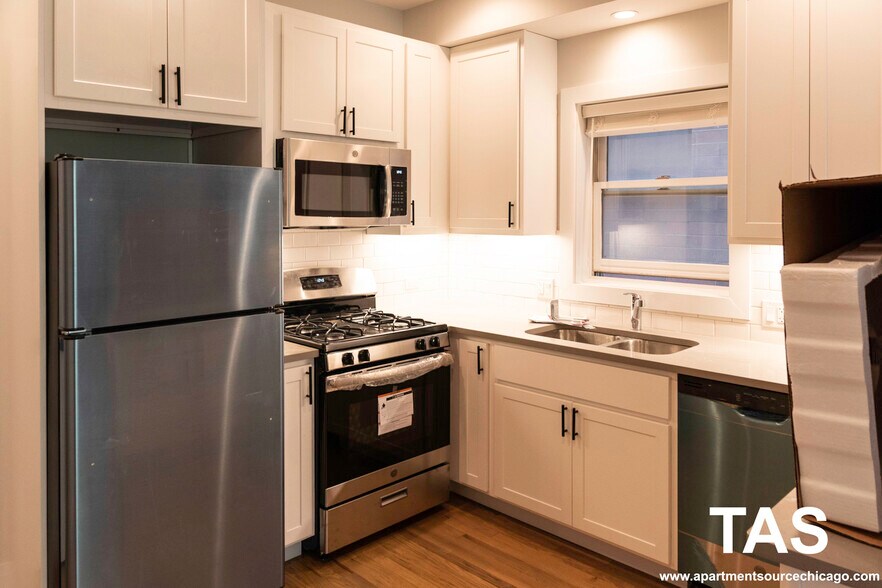 Building Photo - 2320 N Southport Ave