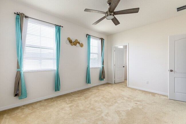 Building Photo - AMAZING 2 STORY HOME AVAILABLE AND BEAUTIF...