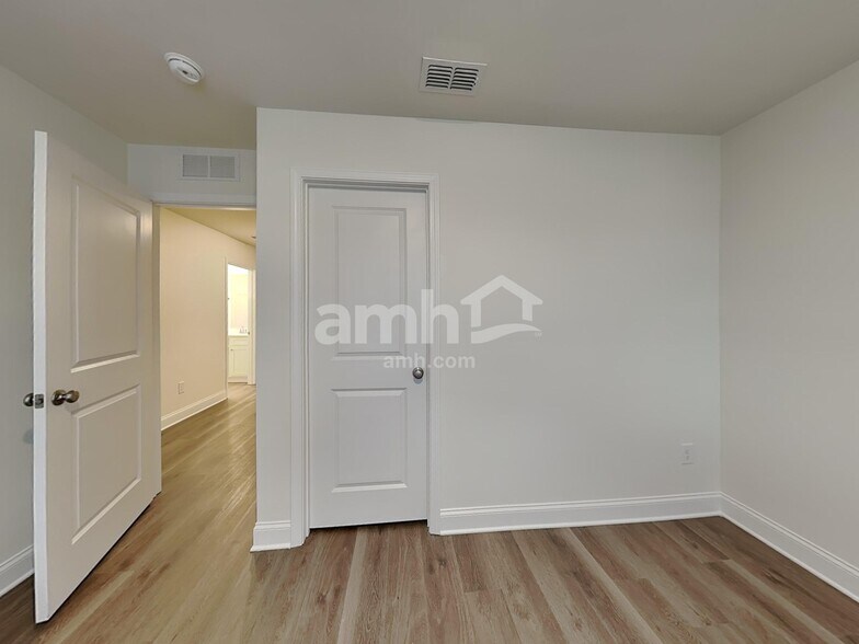 Building Photo - 890 Jubilation St