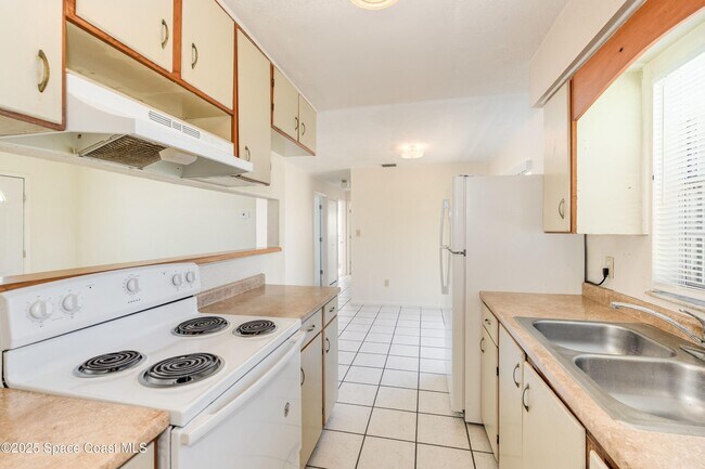 Building Photo - 557 Cox St