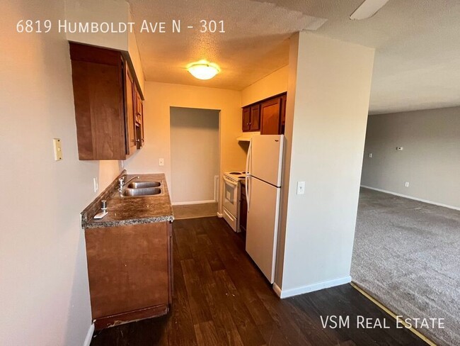 Building Photo - Spacious 2 Bedroom 1 Bathroom Unit - Avail...