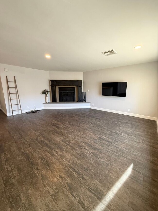 Building Photo - Beautiful 3 Bedroom 2 Bath Single Family Home AVAILABLE NOW!!