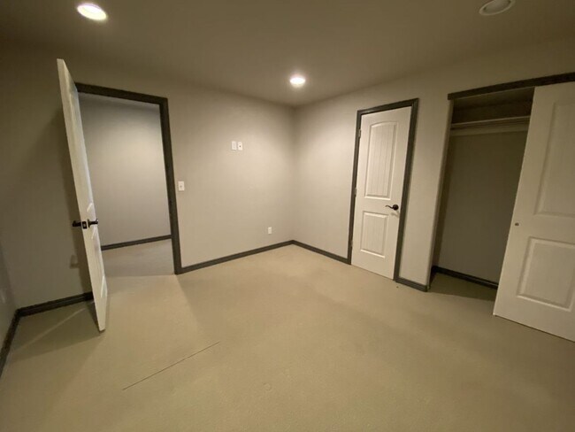 Building Photo - Spacious 4 bed 3.5 Bath in Maple Hill!