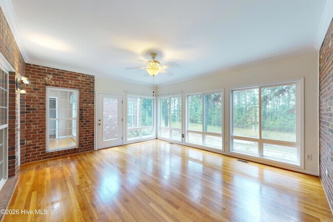 Building Photo - 1140 Greenbriar Dr