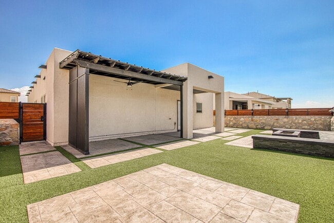 Building Photo - Beautiful  House 3 beds/3 baths. This Prop...