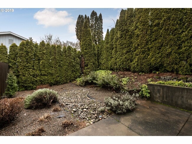 Building Photo - Amazing 3 bed / 2.5 bath Duplex with Bonus Room!