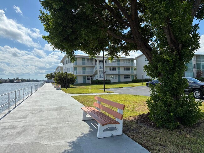 Building Photo - 650 Horizon St E