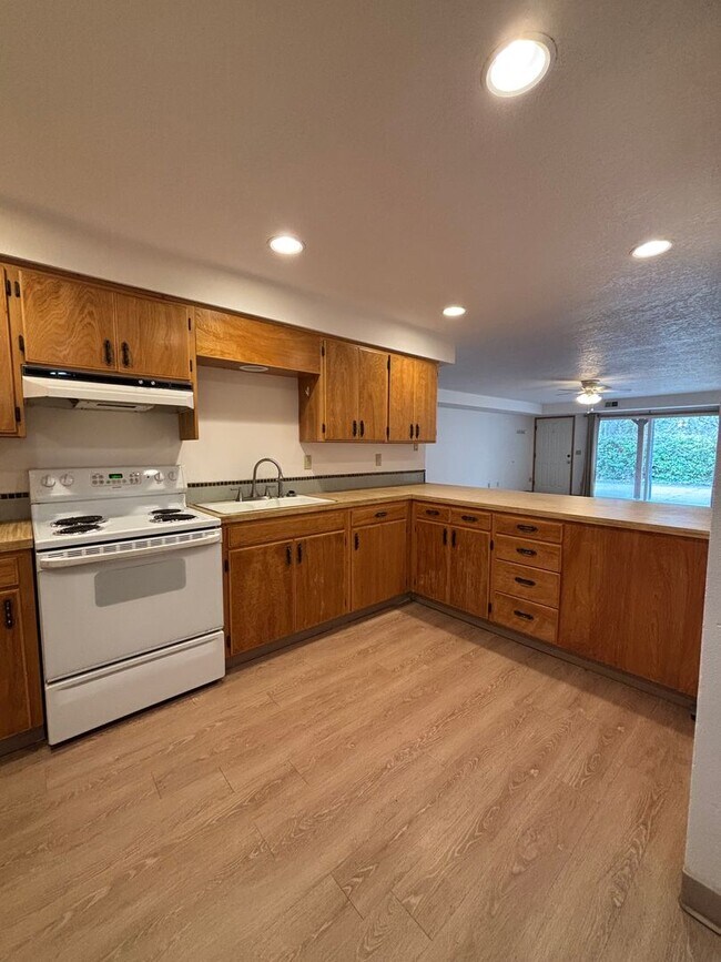 Building Photo - Perfect Home for Entertaining in Newberg - Showings Start 4/20/26