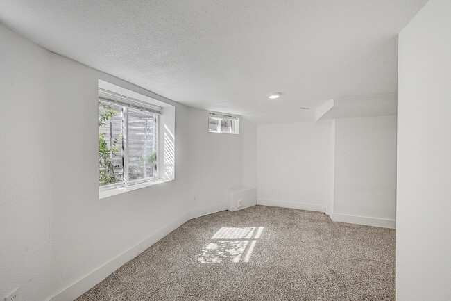 Building Photo - Charming 1-Bedroom Apartment in Prime Denv...