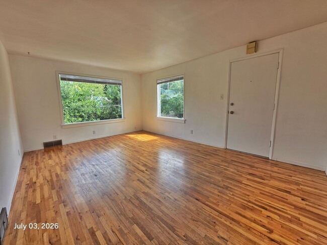Building Photo - 2 Bed 1 Bath Upperr unit apartment in a Duplex