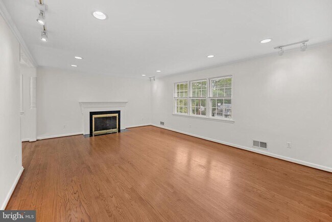 Building Photo - 4125 25th Pl N