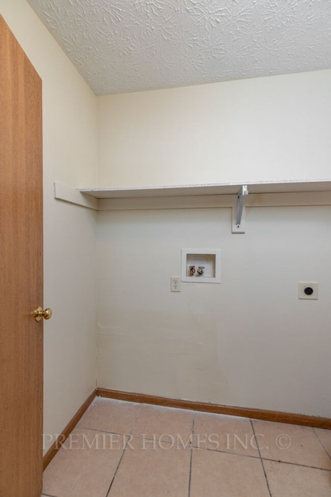 Building Photo - 92-92 Meadow Wood Dr