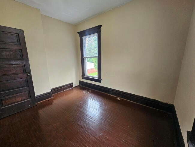 Building Photo - 831 Linwood Ave