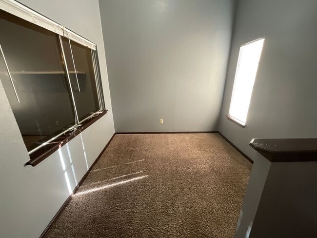 Building Photo - 3 bed, 2 bath, 1 car garage Duplex