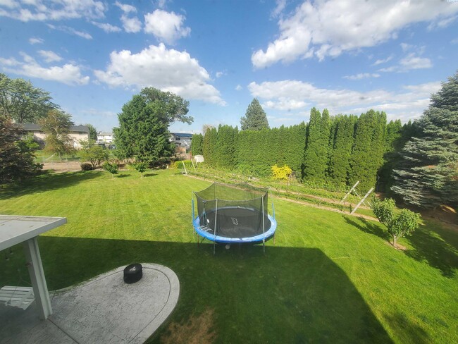 Building Photo - Pet friendly, avail July 1