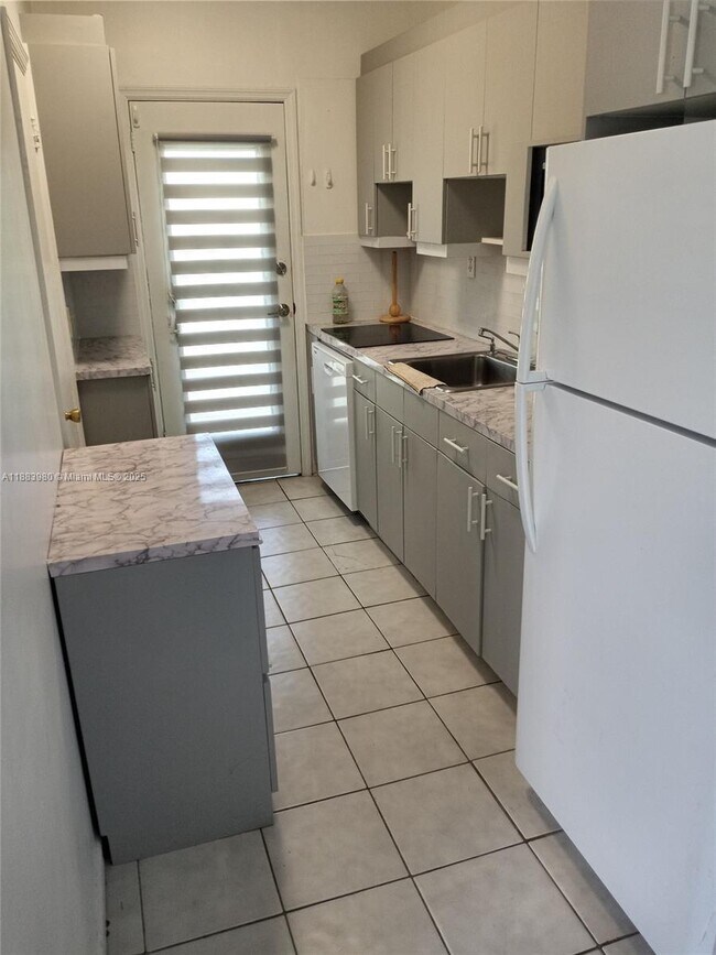 Building Photo - 6490 Collins Ave