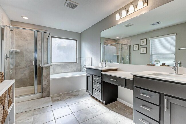 Building Photo - 2939 Lazarina Ln