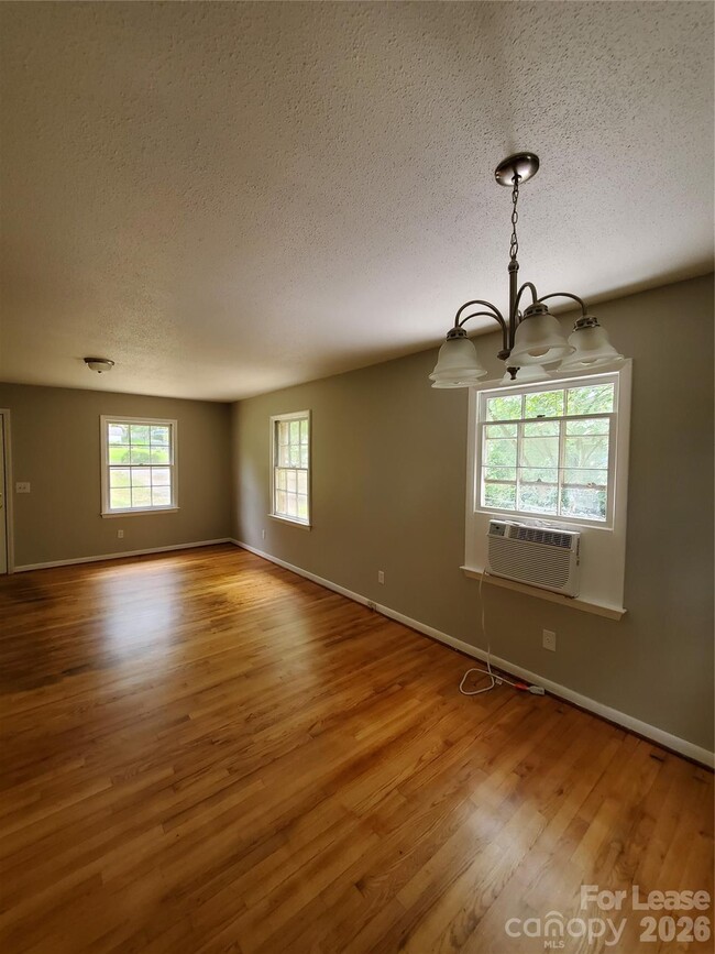 Building Photo - 1122 Rolling Ln