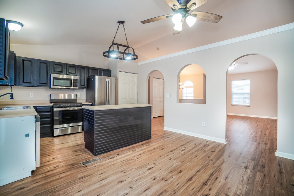 Building Photo - 616 Barn St