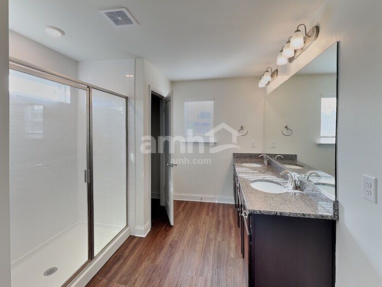 Building Photo - 706 Cyprus Ave