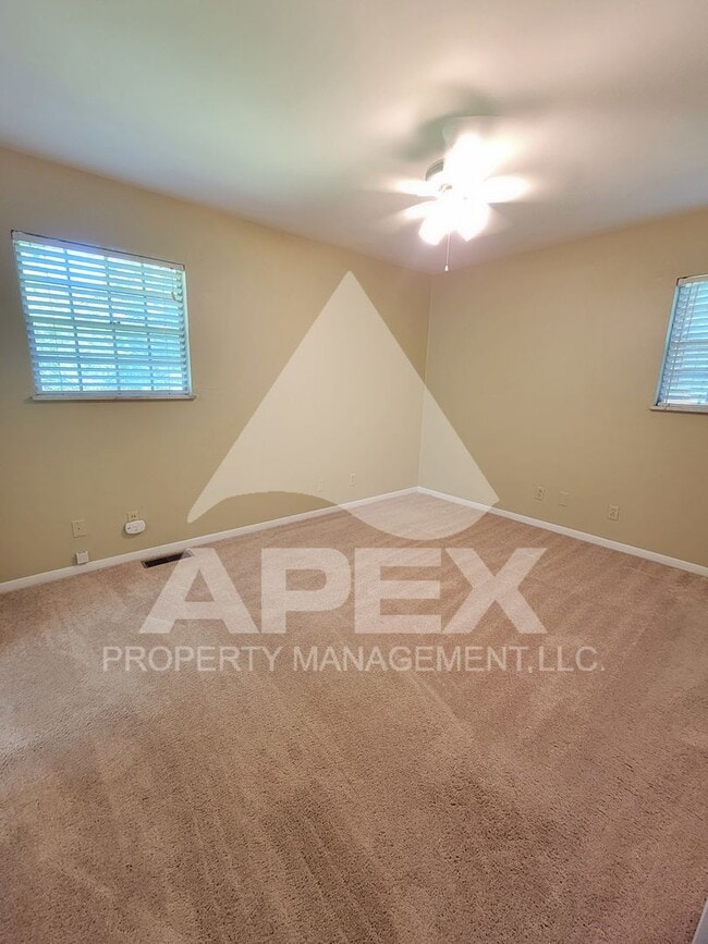 Building Photo - Spacious 3-Bd 2 BA Single Family home w/ B...