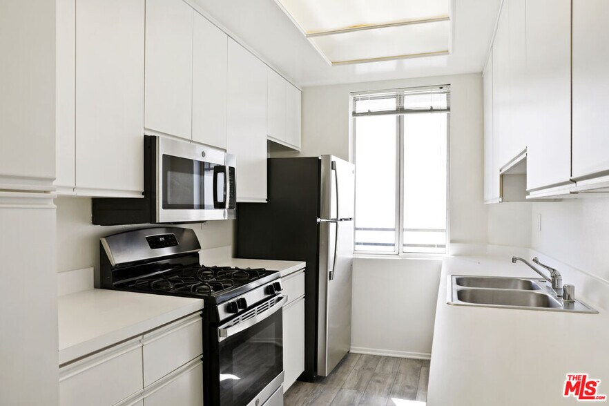 Building Photo - 10601 Wilshire Blvd