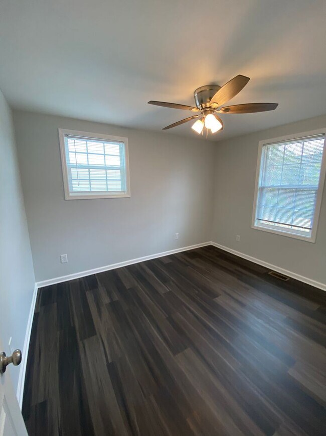 Building Photo - Great Location-2 Bedroom Duplex Now Availa...