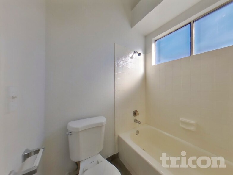 Building Photo - 515 E Rockwood Dr