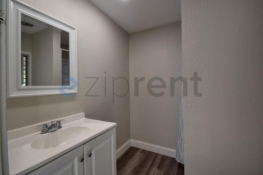 Building Photo - Unit B