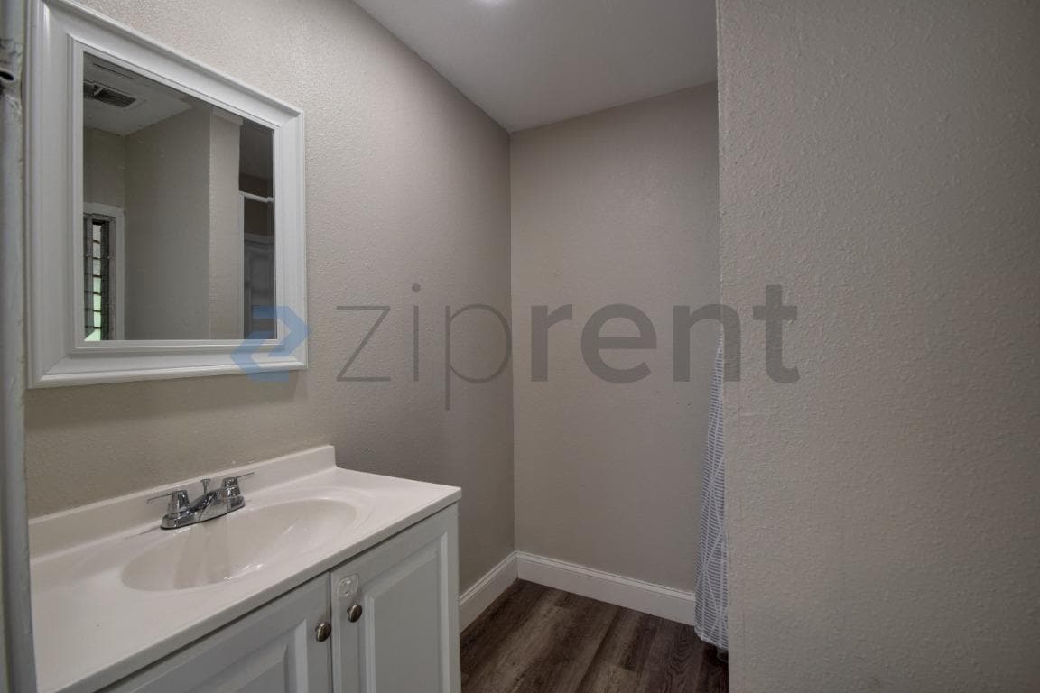 Building Photo - Unit B