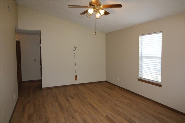 Building Photo - 417 W Apple Blossom Ave