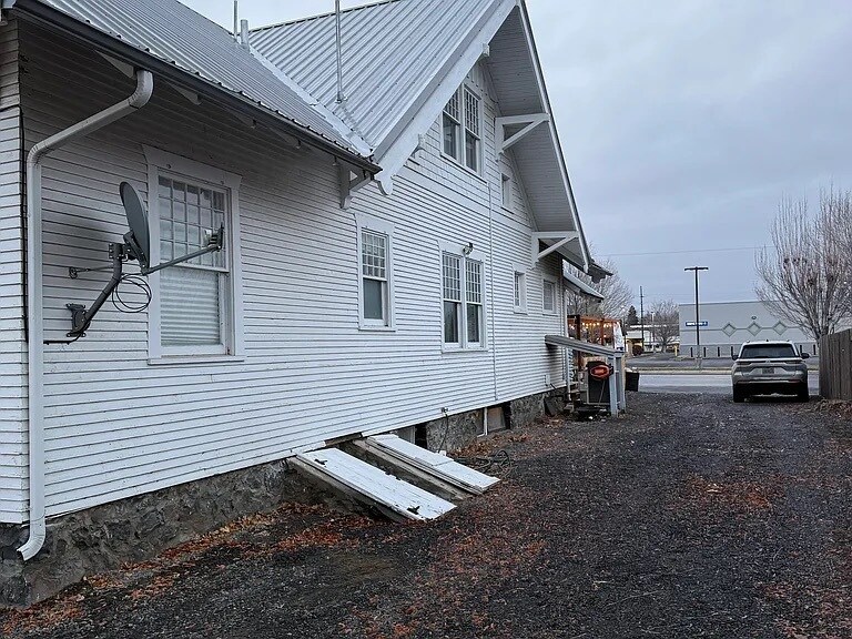 Building Photo - 237 Basin St SW