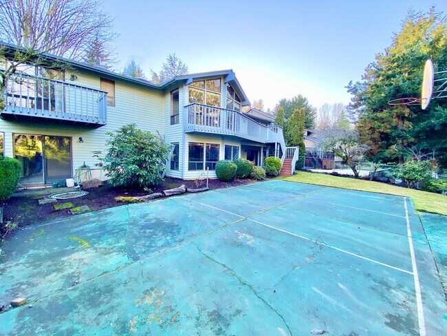 Building Photo - Spacious Somerset Home on a Large Flat Lot