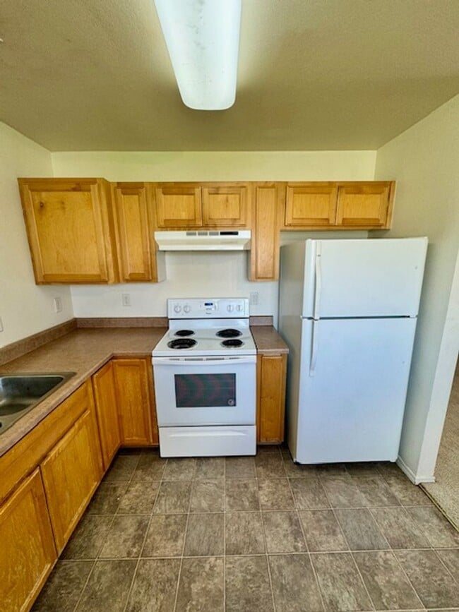 Building Photo - 2 Bedroom 1 Bathroom Unit in 8 Plex