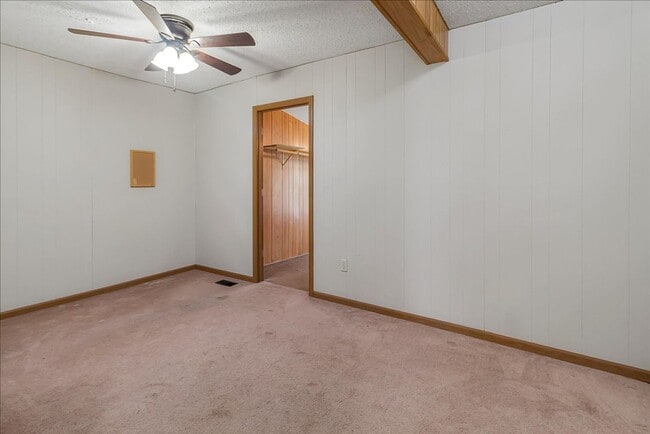 Building Photo - short term lease available