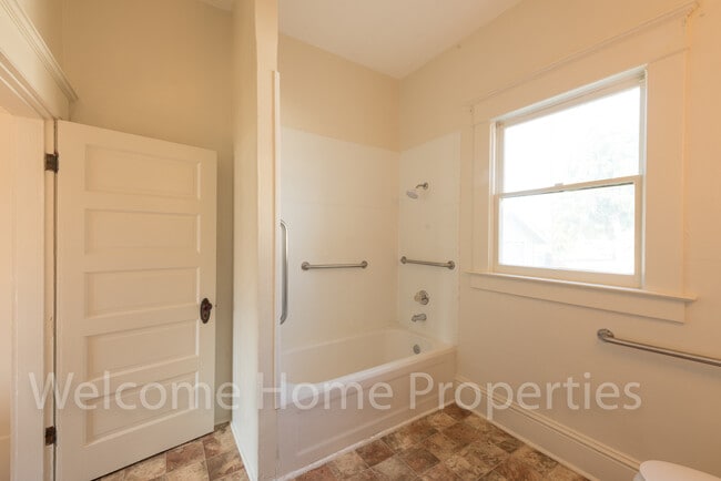 Building Photo - Classic 2 Bedroom Home with Tall Ceilings