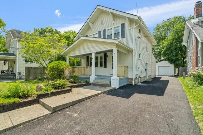 Primary Photo - 925 College Ave